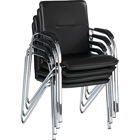 Stapel zwarte bureaustoelen met chromen frame.