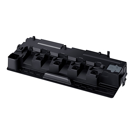 Une pièce en plastique noir avec une structure rectangulaire avec de multiples renfoncements et une zone allongée surélevée. De petits détails sont visibles sur la surface.