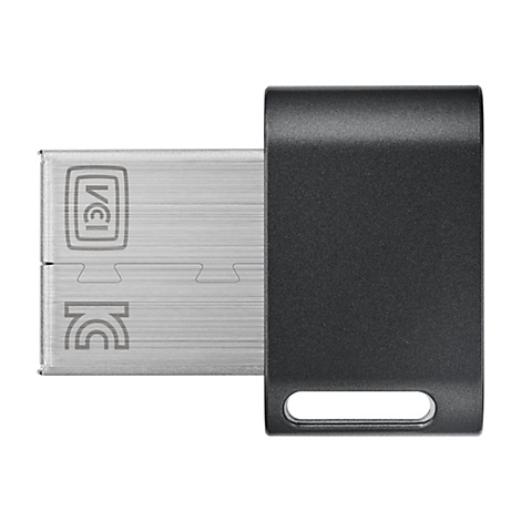 Schwarzer USB-Stick mit silbernem Stecker und FCC- und VCI-Kennzeichnung. Der Stick hat ein Loch.