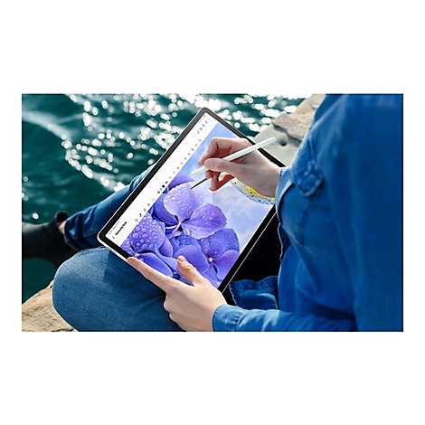 Person zeichnet auf Tablet mit Stift, im Hintergrund Wasser und blaue Hortensien.
