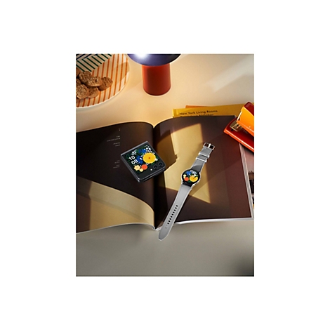 Ein offenes Buch, daneben ein Smartphone und eine Smartwatch mit farbenfrohen Blumen-ZifferblÃ¤ttern.