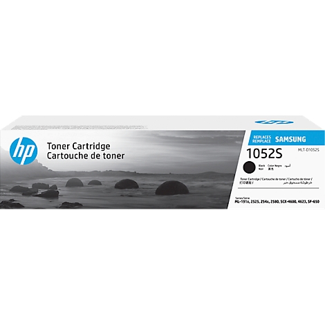 HP-Tonerpatrone mit schwarzem Inhalt. Aufschrift: Toner Cartridge, Cartouche de toner, ersetzt Samsung 1052S. Hintergrund mit Steinen im Wasser.