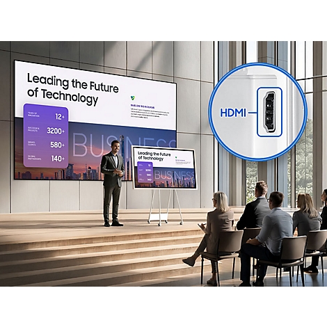 Ein Redner hält eine Präsentation vor einem großen Bildschirm in einem modernen Konferenzsaal, Fokus auf HDMI-Anschluss.