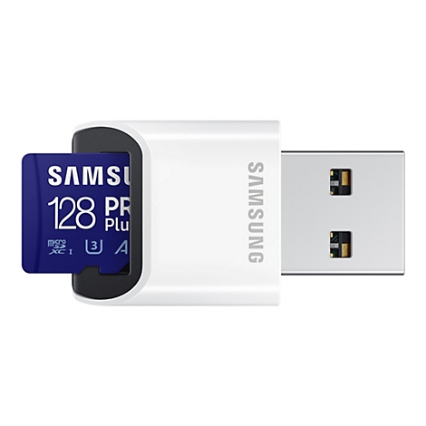 Ein weiÃŸer USB-Adapter mit einer eingelegten blauen Samsung Micro-SD-Karte.