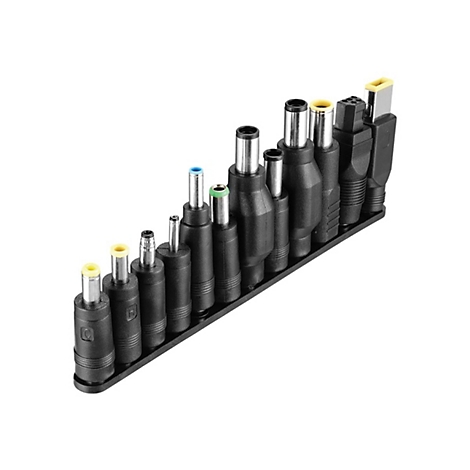 Sammlung verschiedener schwarzer Netzteile mit unterschiedlichen Anschlüssen und farbigen Markierungen, angeordnet in einer schwarzen Halterung auf weißem Grund.