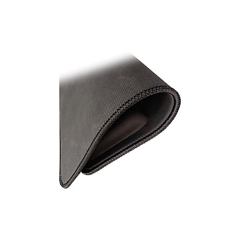 Nahaufnahme eines schwarzen, gerollten Mauspads mit einer schwarzen Naht und einem weißen Hintergrund.