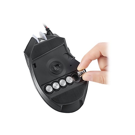 Nahaufnahme einer schwarzen Gaming-Maus, wobei ein Finger ein Gewicht einsetzt. Runde, silberne Gewichte.