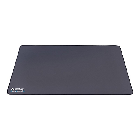 Dunkelgraues rechteckiges Mousepad mit dem Logo von Sandberg. Abgerundete Ecken, liegt auf weiÃŸem Hintergrund.