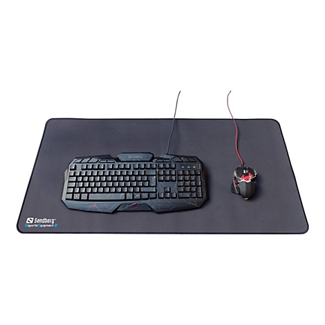 Schwarzes Gaming-ZubehÃ¶r auf einer schwarzen Mousepad-OberflÃ¤che: Tastatur, Maus und Mousepad mit Logo.