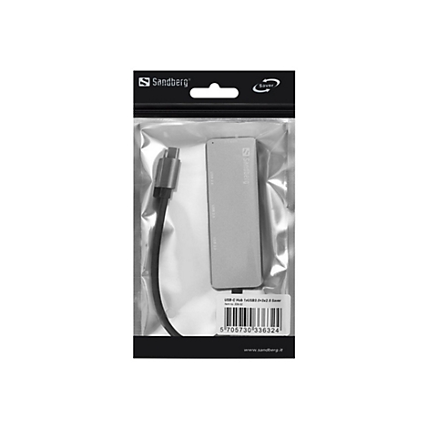 Silberner Sandberg USB-C Hub in transparenter Kunststoffverpackung mit Barcode und Produktbezeichnung.
