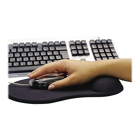 Hand auf ergonomischer Maus mit Handgelenkstütze, Tastatur im Hintergrund.