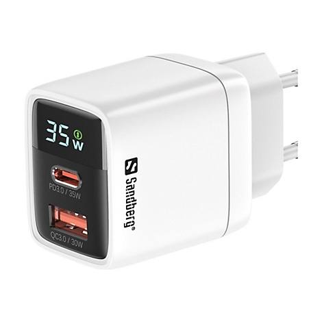 Weißer Sandberg USB-Ladestecker mit digitaler Anzeige, USB-C und USB-A Anschluss vor weißem Hintergrund.