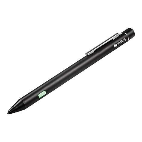 Schwarzer Stylus mit grünem Knopf und dem Sandberg Logo. Der Stift liegt diagonal vor weißem Hintergrund.