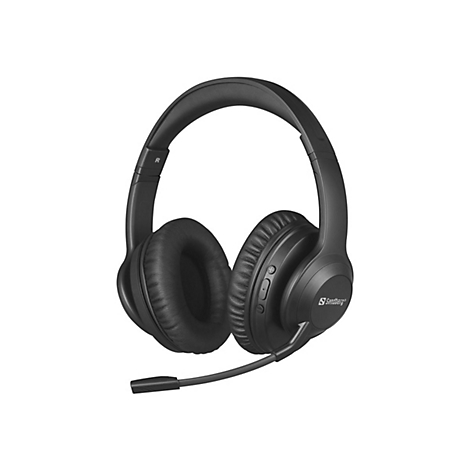 Schwarzer Over-Ear-Kopfhörer mit Mikrofon, Detailaufnahme. Das Sandberg Logo ist auf der Ohrmuschel zu sehen.