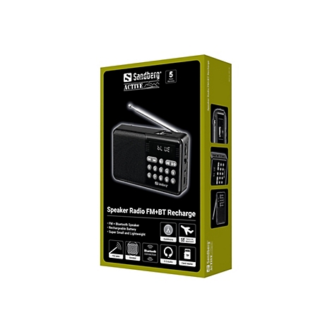 Schwarzes Sandberg Speaker Radio FM+BT Recharge auf der Verpackung. Das Radio hat Knöpfe, eine Antenne und eine blaue Anzeige. Die Verpackung ist überwiegend schwarz und olivgrün.