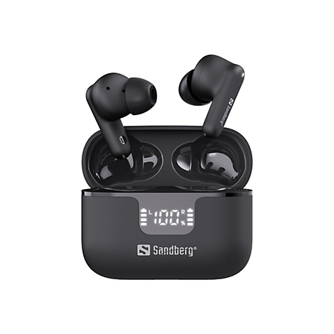 Schwarze In-Ear-Kopfhörer in geöffnetem Ladecase mit digitaler 100-Prozent-Ladestandsanzeige und Sandberg-Logo.