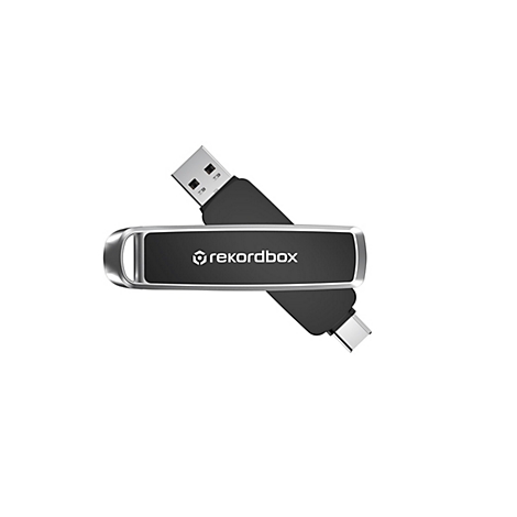 Ein schwarzer USB-Stick mit dem Logo „rekordbox“; das Gehäuse ist silberfarben umrandet, mit USB-A- und USB-C-Anschlüssen.