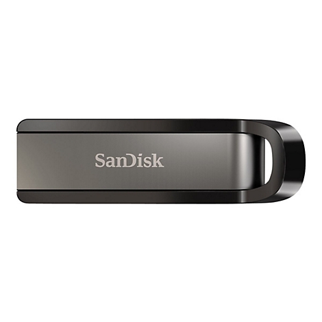 Une clé USB noire de la marque SanDisk est posée sur un fond blanc. L'écriture est argentée.