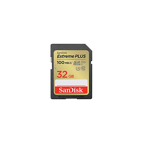 Eine Nahaufnahme einer Sandisk Extreme Plus SD-Karte. Auf goldenem Hintergrund steht der Schriftzug "Sandisk Extreme PLUS", darunter "100MB/s", "32 GB" und das Sandisk Logo in rot.