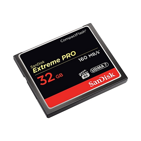 Une carte mémoire CompactFlash noire avec des lettres rouges et jaunes sur fond blanc. La carte indique "SanDisk Extreme PRO 32 Go 160 Mo/s".