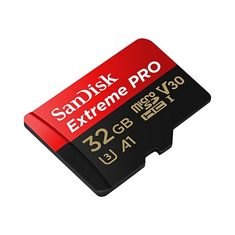 Gros plan sur une carte microSD SanDisk Extreme PRO noire et rouge avec du texte.