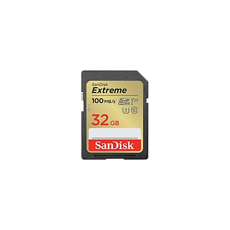 Eine SD-Karte der Marke SanDisk Extreme mit goldener Oberfläche und roten und schwarzen Schriftzügen. Aufgedruckt sind 32 GB, 100MB/s und weitere Symbole.