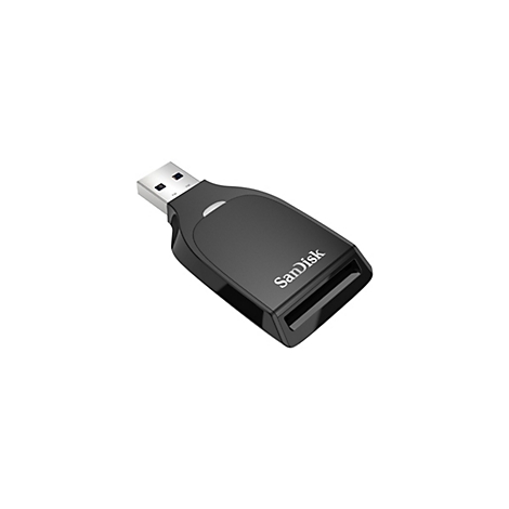 Ein schwarzer USB-Kartenleser mit silbernem USB-Stecker, der schräg von oben rechts nach unten links auf weißem Hintergrund liegt. Auf dem Lesegerät steht „SanDisk“.
