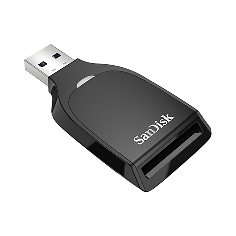 Schwarzer Sandisk-Kartenleser. USB-Stecker. Sandisk-Logo auf dem Gehäuse.
