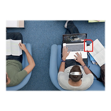 Deux personnes dans des fauteuils. L'une lit un livre, l'autre travaille avec un ordinateur portable, un casque et une clé USB.