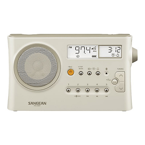 Beiges Sangean PR-D4BT Digitalradio mit Display, Lautsprecher und Bedienknöpfen auf weißem Hintergrund.