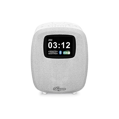 Weißes Sangean Sound Soother Radiowecker mit digitalem Display vor weißem Hintergrund.
