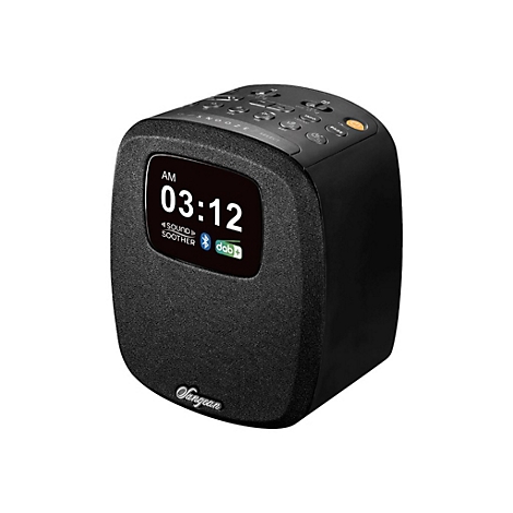 Schwarzes Digitalradio von Sangean mit Display, Bluetooth und DAB+ Symbolen auf weißem Hintergrund.