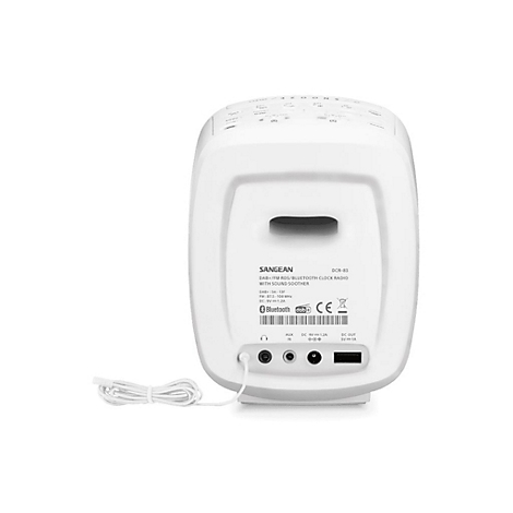 Rückseite eines weißen Sangean Digitalradios mit verschiedenen Anschlüssen und einem eingesteckten Kabel.