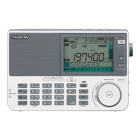 Silbernes Sangean Weltempfänger-Radio mit großem Digital-Display und vielen Tasten auf weißem Hintergrund.