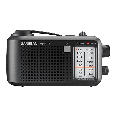 Schwarzes Sangean MMR-77 Notfallradio mit analoger Frequenzanzeige, Lautsprechergitter und Kurbel auf weißem Hintergrund.