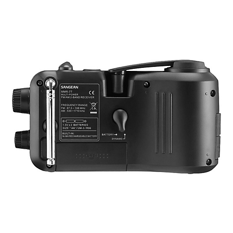 Rückseite des schwarzen Sangean Notfallradios MMR-77 mit technischer Beschriftung und Batteriefach.