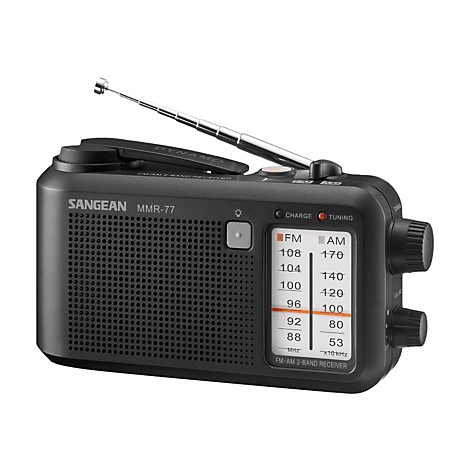 Schwarzes Sangean MMR-77 Kurbelradio mit ausziehbarer Antenne und analoger Frequenzanzeige vor weißem Hintergrund.
