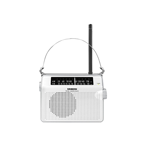 Weißes, rechteckiges Sangean Radio mit Trageriemen und ausziehbarer Antenne vor weißem Hintergrund.