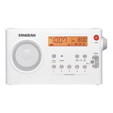 Weißes Sangean Digitalradio mit Lautsprecher, LCD-Display und Bedientasten vor neutralem Hintergrund.