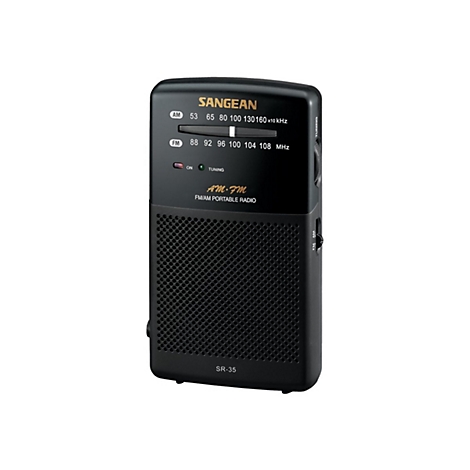 Schwarzes, tragbares Sangean Radio SR-35 mit Skala für AM und FM Frequenzen vor weißem Hintergrund.