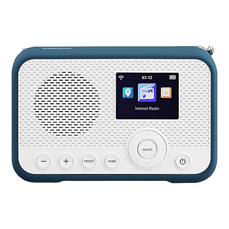 Blaues Sangean Internetradio mit weißer Front, Lautsprechergitter und Display auf weißem Hintergrund.