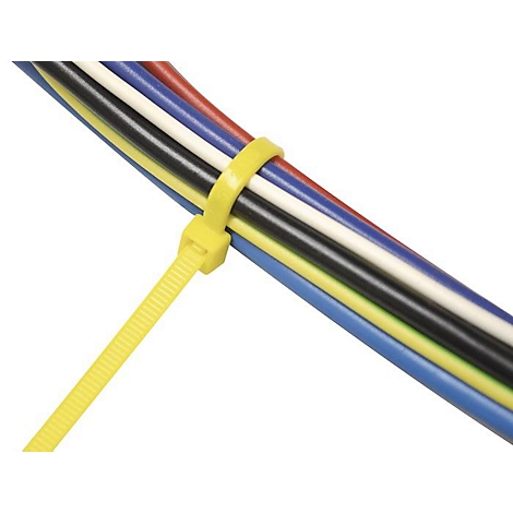 Collier de serrage jaune fixant plusieurs câbles. Couleurs des câbles : rouge, bleu, blanc, noir, jaune. Fond blanc.