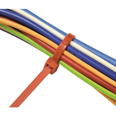 Un serre-câble orange fixe plusieurs câbles colorés. Il y a un marquage sur le serre-câble.