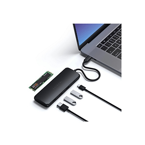 Ein schwarzes USB-C-Dock mit ZubehÃ¶r: SSD, USB-Sticks, und Kabel, die mit einem Laptop verbunden sind.