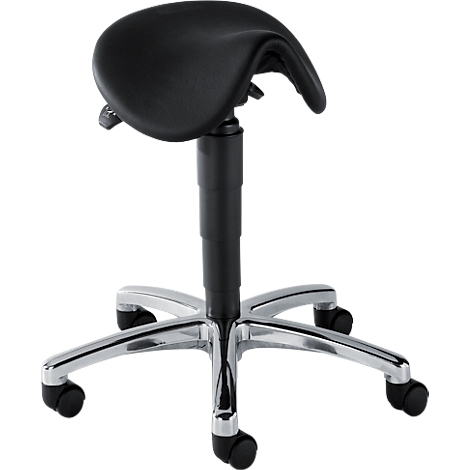 Tabouret selle noir sur une base chromée à roulettes sur fond neutre.