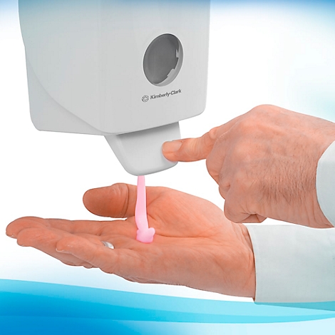 Distributeur de désinfectant pour les mains, personne actionnant le distributeur, liquide rose dans la main. Logo Kimberly-Clark.