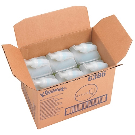 Boîte en carton contenant des distributeurs de désinfectant pour les mains. La boîte est ouverte et les distributeurs sont visibles.