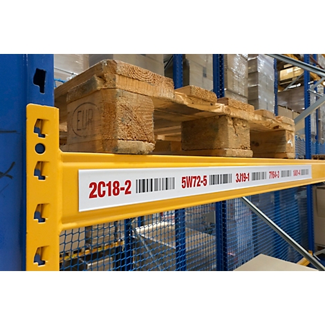 Geel schap met pallets. Barcodes en cijfers in rode letters zijn zichtbaar op de plank. Een houten pallet rust op de plank.