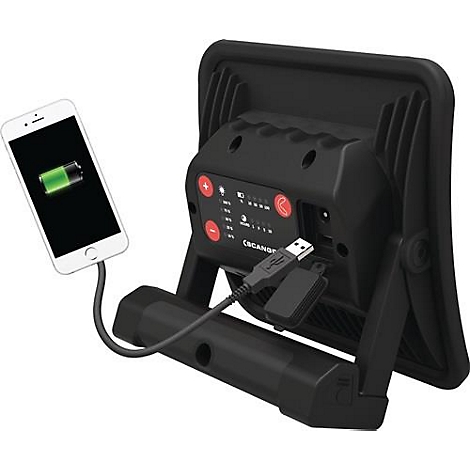 Schwarze Arbeitsleuchte lädt ein Smartphone. Auf dem Telefon wird der Ladezustand angezeigt. USB-Kabel verbunden.