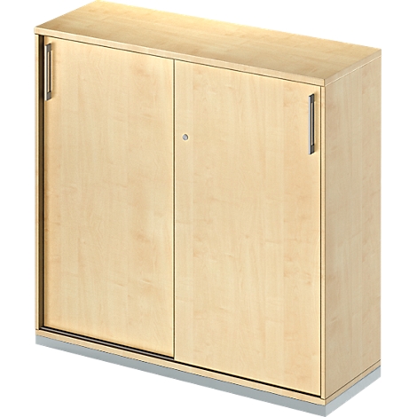 Armario de madera clara, con dos puertas correderas y tiradores plateados.